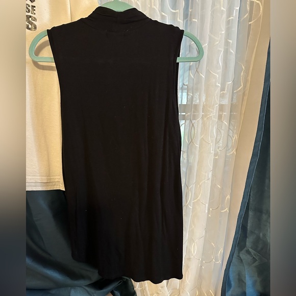 Cha Cha Vente Black Sleeveless Drape Top. - Picture 5 of 6